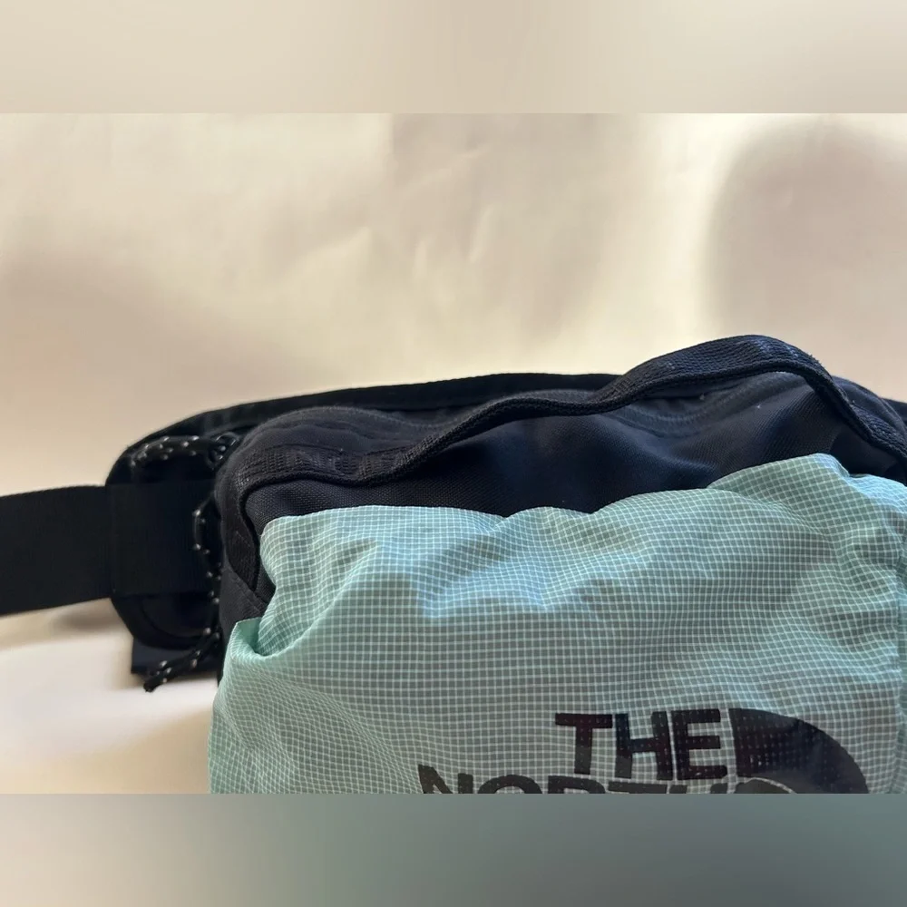 The North Face Men's Black & green  Belt Bag with Front Logo unisex